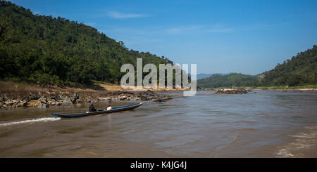 Die Menschen auf dem Boot bewegen in Fluss Mekong, Laos Stockfoto