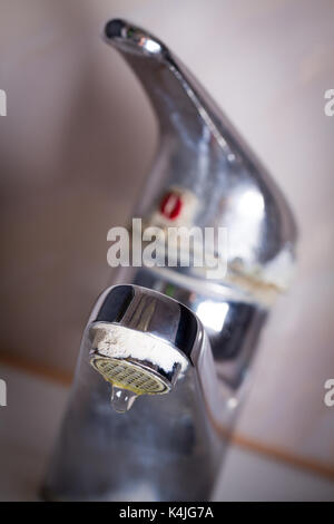 Alten undichten Wasserhahn mit Stein und Calcium Sedimente durch hartes Wasser. Stockfoto