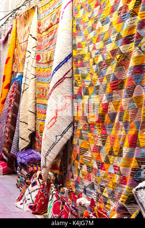 Straße Geschäft mit bunten Teppichen, Essaouira, Marokko. Stockfoto