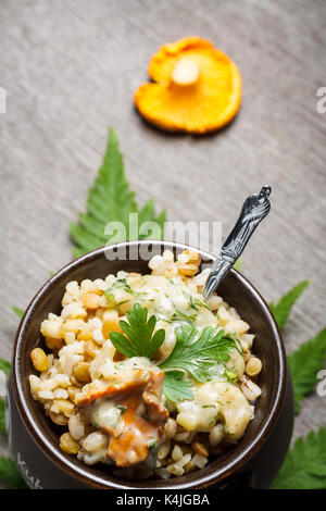 Grobgrieß mit gelben mushroom cream Sauce. Stockfoto