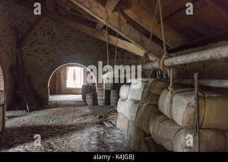 Fässer in das Vorratshaus des Königs auf der Festung von Minden, Minden, Cape Breton Island, Nova Scotia, Kanada Stockfoto