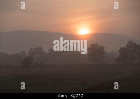 Sonnenaufgang über den Bergen, Chiang Rai, Thailand Stockfoto