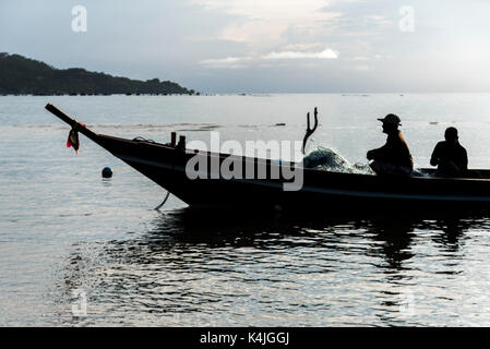 Zwei Fischer im Boot, Koh Samui, Provinz Surat Thani, Thailand Stockfoto