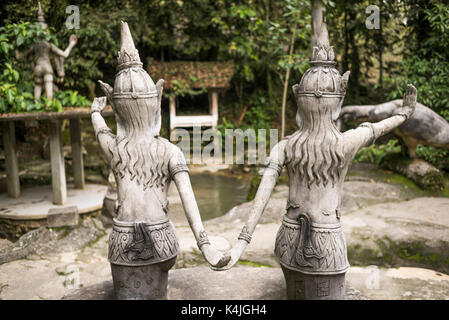 Rückansicht von zwei Statuen im Heaven's Garden, Koh Samui, Surat Thani Provinz, Thailand Stockfoto