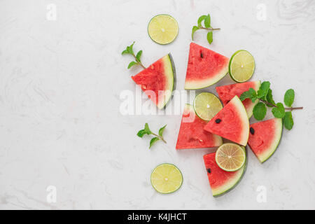 Frisch geschnittenen Wassermelone auf Marmortisch im Sommer Stockfoto