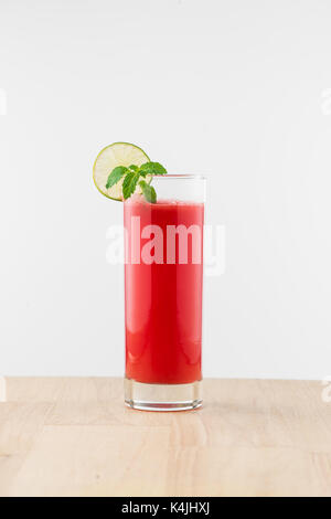 Glas gesunde Wassermelone Saft im Sommer Stockfoto