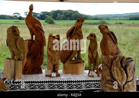 Aus Holz geschnitzte Tiere zum Verkauf an ein Land fair Pembrokeshire Wales Cumru UK GB Stockfoto