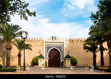 Seite Eingang, Bab Makhzen, der königliche Palast in Fes, Marokko. Stockfoto