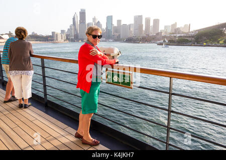 Passagiere auf dem Deck eines Kreuzfahrtschiffes verlassen: Sydney, New South Wales, New South Wales, Australien Stockfoto