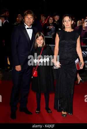 Antonio Conte mit Frau Elisabetta Muscarello und Tochter Vittoria Conte an der GQ Männer des Jahres Awards 2017 in der Tate Modern, London Stockfoto