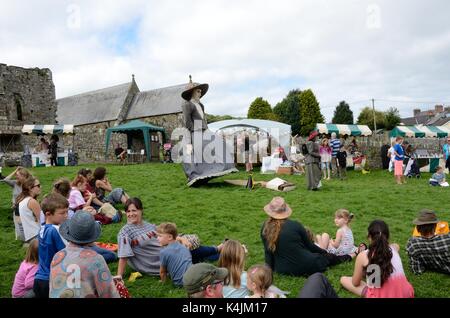 Ein Stück von der Kleinen Welt Theater in St. Dogmaels mittelalterliche Messe Cardigan Wales Cymru GROSSBRITANNIEN GB durchgeführt Stockfoto