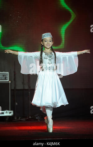 Eine Krimtatarische junge Tänzerin im nativen Kleid auf der Bühne. Konzert in der Eventhalle. November 27, 2016. Kiew, Ukraine. Stockfoto