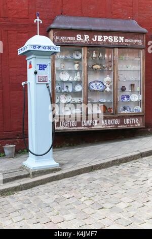 Aarhus, Dänemark - 28. August 2017: Vintage store und alten BP Benzin pumpe in der Altstadt von Århus, Dänemark, als "Gamle By" in Dänisch Stockfoto