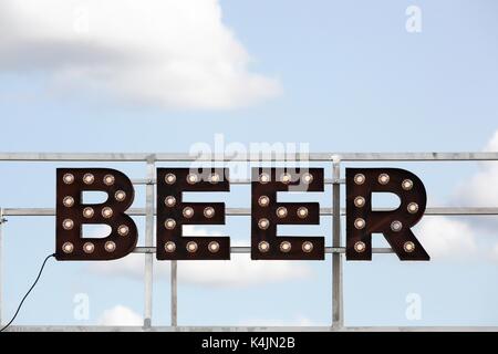 Bier Schild und Beschriftung Stockfoto