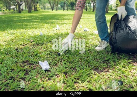 Jungen asiatischen Mann mit schwarzen Müllsack und Plastik Hausmüll in Es Stockfoto