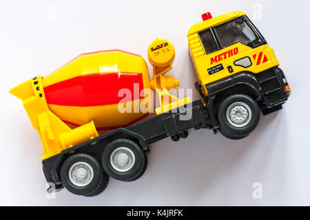 Betonmischer LKW Spielzeug auf weißem Hintergrund Stockfoto