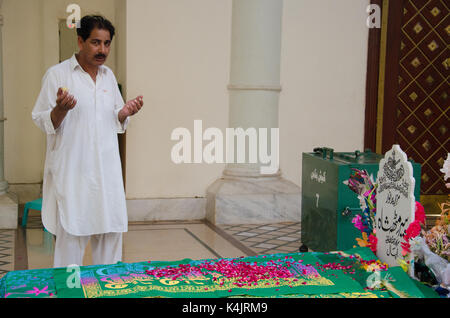 Die Sufi Schrein von Bari Imam am Stadtrand von Islamabad, der Hauptstadt von Pakistan war Ziel eines Selbstmordattentats in 2005. Der Schrein ist von Tausenden von Menschen jeden Monat besucht. Dieses Foto serie wurde kürzlich bei einem Besuch des Heiligtums zu dokumentieren, wie der Platz nach dem Angriff verwandelt hat. Sufi und schiitischen Heiligtümer in Pakistan haben die Ziele des Terrorismus für eine lange Zeit in Pakistan gewesen. Pakistan behauptet, dass seine militärischen Operationen in Stammesgebieten deutlich die Terroristen, die sicheren Häfen an der Grenze zu Pakistan Afghanistan hatte geschwächt haben. Stockfoto