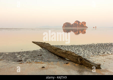 Am Strand und Reflexionen von Kalkstein Inseln anmelden, Hua Hin Strand, Provinz Trang, Thailand Stockfoto