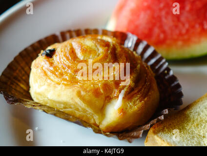 In der Nähe von Croissant auf Teller zum Frühstück - im westlichen Stil. Stockfoto