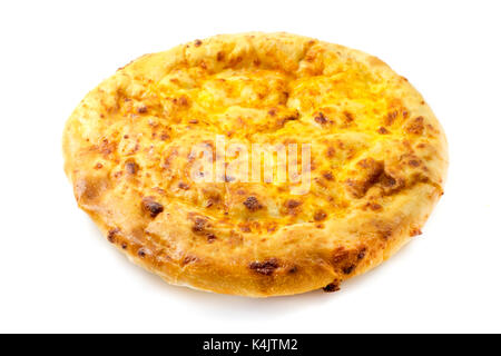 (Georgische Khachapuri megruli Käse gefüllt Brot) auf weißem Hintergrund Stockfoto