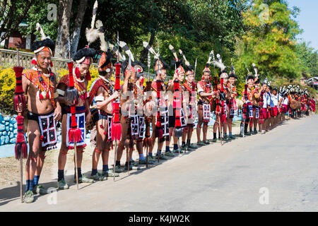 Naga tribal Gruppe Künstler stehen in der Linie begrüßen zu dürfen Beamte an der Hornbill Festival, Kohima, Nagaland, Indien, Asien Stockfoto