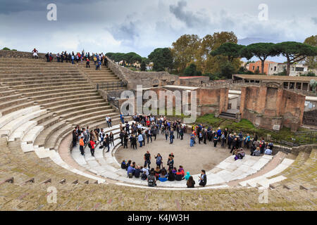 Tour Gruppen im Großen (Grand) Theater, römische Ruinen von Pompeji, UNESCO-Weltkulturerbe, Kampanien, Italien, Europa Stockfoto