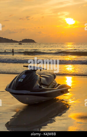 Jet ski bei Sonnenuntergang am Strand Patong, Phuket, Thailand Stockfoto