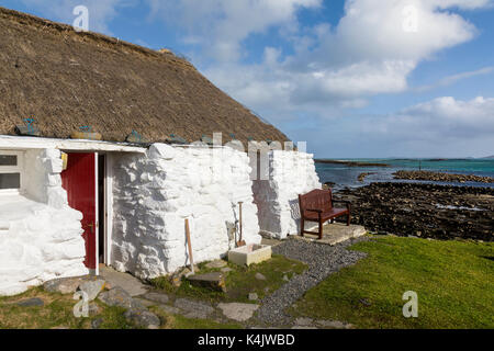 Reetdachhaus und Hostel, Insel Berneray, North Uist, Äußere Hebriden, Schottland, Großbritannien, Europa Stockfoto