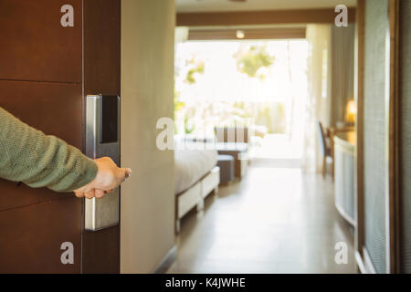 Nahaufnahme der männlichen Hand öffnen Hotelzimmer Stockfoto