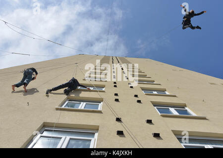 Französische Antenne Darsteller Clairière Stadt in Wiltshire Haus, Kemp Town Proben für das Brighton Festival. Die Höhe der Leistung war t eingestellt Stockfoto