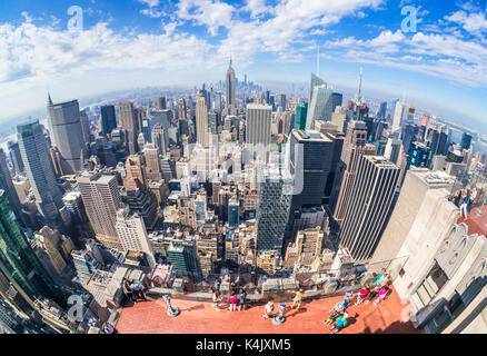 Touristen auf der Oberseite des Rock Aussichtsplattform, das Rockefeller Center, die Skyline von Manhattan, New York Skyline, New York, Vereinigte Staaten von Amerika, Nordamerika Stockfoto