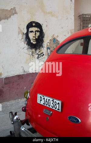 Jahrgang 1946 Ford mit Wandbild von Che Guevara, Centro Habana, Havanna, Kuba, Karibik, Mittelamerika Stockfoto