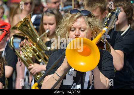 Kinder- Parade 2015 Die Veranstaltung mit Schulen in der Stadt markiert den Beginn der Brighton Festival. Eine Frau spielen eine gelbe Posaune. Gutschrift Stockfoto