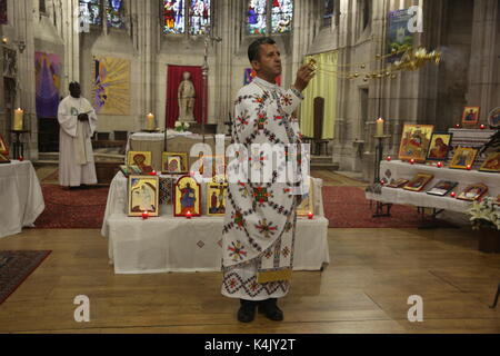 Gottesdienst der Melkitischen (Griechisch-Katholischen) und Katholische Priester in Sainte Foy Kirche, Conches, Eure, Frankreich, Europa Stockfoto