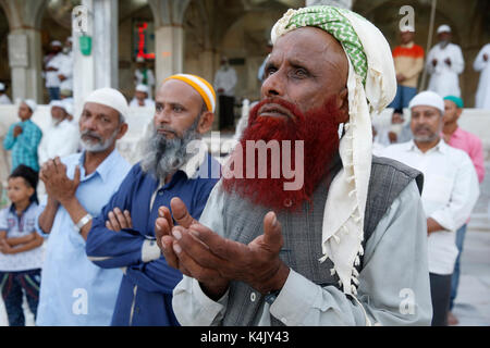 Muslimischen Gläubigen wandte sich zu dem wichtigsten Heiligtum am Abend, Ajmer Sharif Dargah, Rajasthan, Indien, Asien Stockfoto