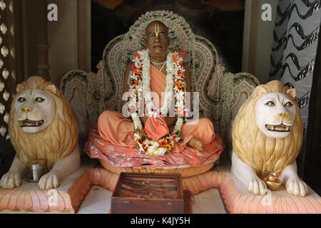 Statuen im Mausoleum von A. C. Bhaktivedanta Swami Prabhupada in Vrindavan, Uttar Pradesh, Indien, Asien Stockfoto
