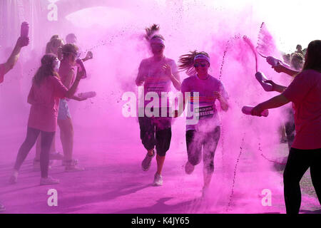 Dulux Farbe (korrekte Schreibweise) 2014 auf Madeira Drive, Brighton. Die 5K laufen, in denen Läufer mit farbigem Pulver bombardiert wurde durch thous besucht Stockfoto