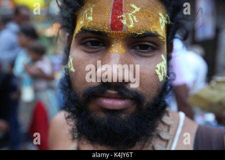 Hindu außerhalb Shri Bankey Bihari Mandir, ein notorischer Hindu Tempel zu Krishna in Vrindavan, Uttar Pradesh, Indien, Asien gewidmet Stockfoto