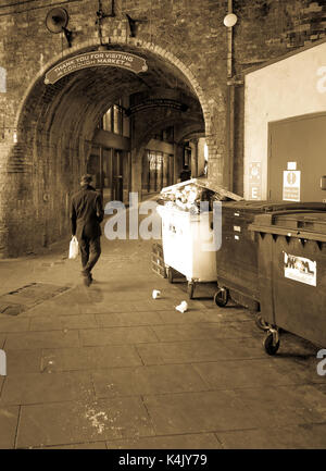 Atmosphärische Bild der einsame Mann eingabe Tunnel in der Londoner Borough Market Stockfoto