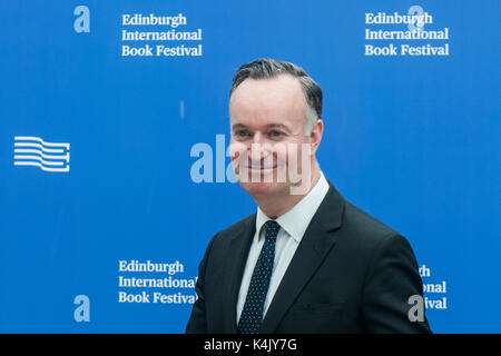 Schottische Romancier und non-fiction Autor Andrew O'Hagan besucht einen Fotoauftrag während des Edinburgh International Book Festival am 12. August 2017 in Edi Stockfoto