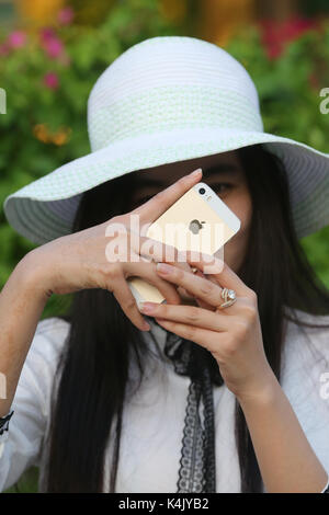 Frau mit einem Smartphone, Vietnam, Indochina, Südostasien, Asien Stockfoto