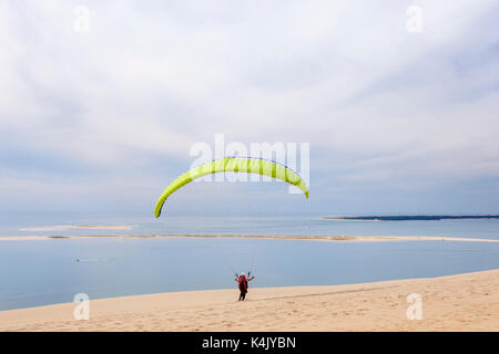 Gleitschirm in die Düne von Pilat - das höchste Sanddüne Europas. Die Düne ist in La Teste-de-Buch in der Bucht von Arcachon, Frankreich Stockfoto