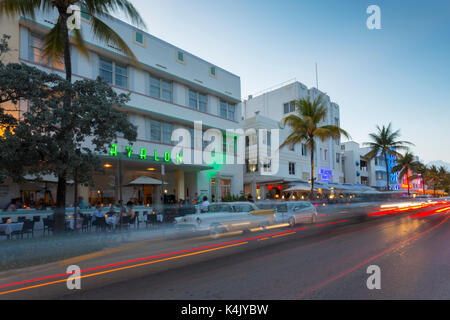 Ocean Drive Restaurants und Art déco-Architektur in der Dämmerung, South Beach, Miami Beach, Miami, Florida, Vereinigte Staaten von Amerika, Nordamerika Stockfoto