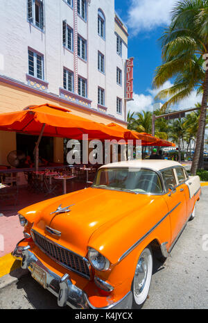 Ocean Drive und Art déco-Architektur und klassische Oldtimer, Miami Beach, Miami, Florida, Vereinigte Staaten von Amerika, Nordamerika Stockfoto