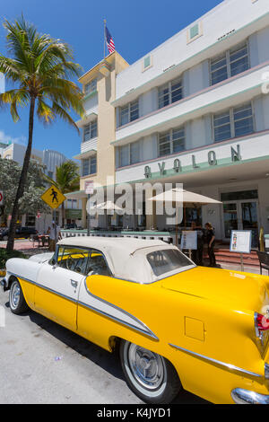 Ocean Drive, klassischen Amerikanischen Auto- und Art-deco-Architektur, Miami Beach, Miami, Florida, Vereinigte Staaten von Amerika, Nordamerika Stockfoto