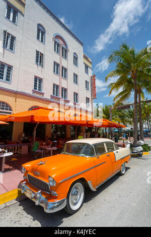 Vintage cab am Ocean Drive, South Beach, Miami Beach, Miami, Florida, Vereinigte Staaten von Amerika, Nordamerika Stockfoto