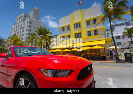 Art déco-Architektur und roten Sportwagen am Ocean Drive, South Beach, Miami Beach, Miami, Florida, Vereinigte Staaten von Amerika, Nordamerika Stockfoto