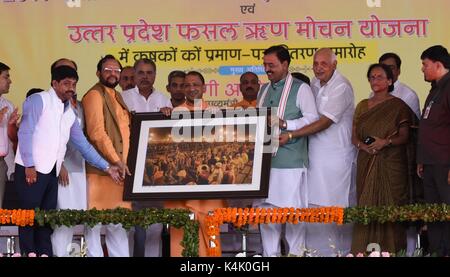 Allahabad, Uttar Pradesh, Indien. September 2017. Allahabad: BJP-Führer übergibt dem Uttar Pradesh-Chief Minister Aditya Nath während eines Programms auf dem Parade-Platz in Allahabad am 06-09-2017 ein Foto von Kumbh. Foto von prabhat kumar verma Credit: Prabhat Kumar Verma/ZUMA Wire/Alamy Live News Stockfoto