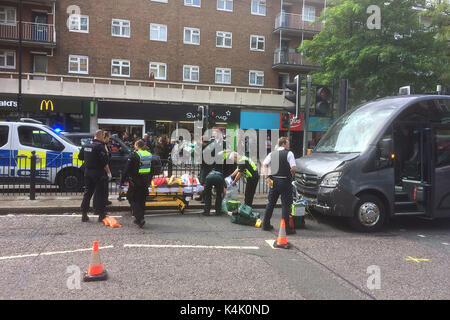 London, Großbritannien. 06 Sep, 2017. Unfall auf Swiss Cottage, Finchley Road in der Nähe der Fußgängerampel gegenüber der Argos Store auf Harben Parade, NW 3. Ein Mini Bus schlug ein Auto vor. Einzelheiten der Unfall nicht klar Gutschrift: ilpo Musto/Alamy leben Nachrichten Stockfoto