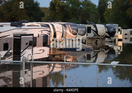 Beaumont, Texas USA Sept. 5, 2017: Überschwemmungen entlang der Autobahn 10 zwischen Beaumont und Vidor, Texas fast zwei Wochen nach dem Hurrikan Harvey Hit der texanischen Küste zwischen Corpus Christi und Port Arthur. Credit: Bob Daemmrich/Alamy leben Nachrichten Stockfoto